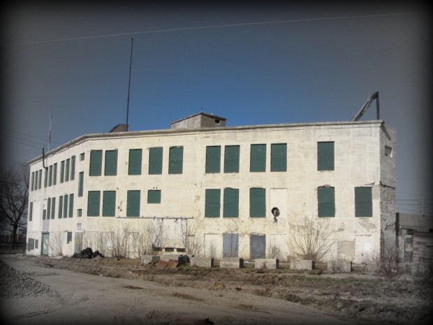 Vacant since 2008, this industrial building at 3456 N. Buffum St., at the northern end of the Beerline recreational trail contains a variety of hazardous substances and will be cleaned-up under the EPA's Superfund program. Photo by Carl Swanson